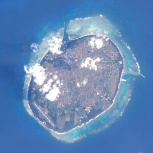 宇宙から撮影した沖縄県・多良間島の全景。海岸線とサンゴ礁が見える