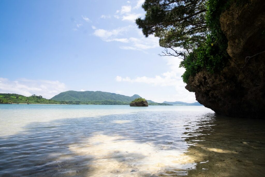 石垣島の砂浜と青い海が広がる景色