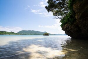 石垣島の砂浜と青い海が広がる景色