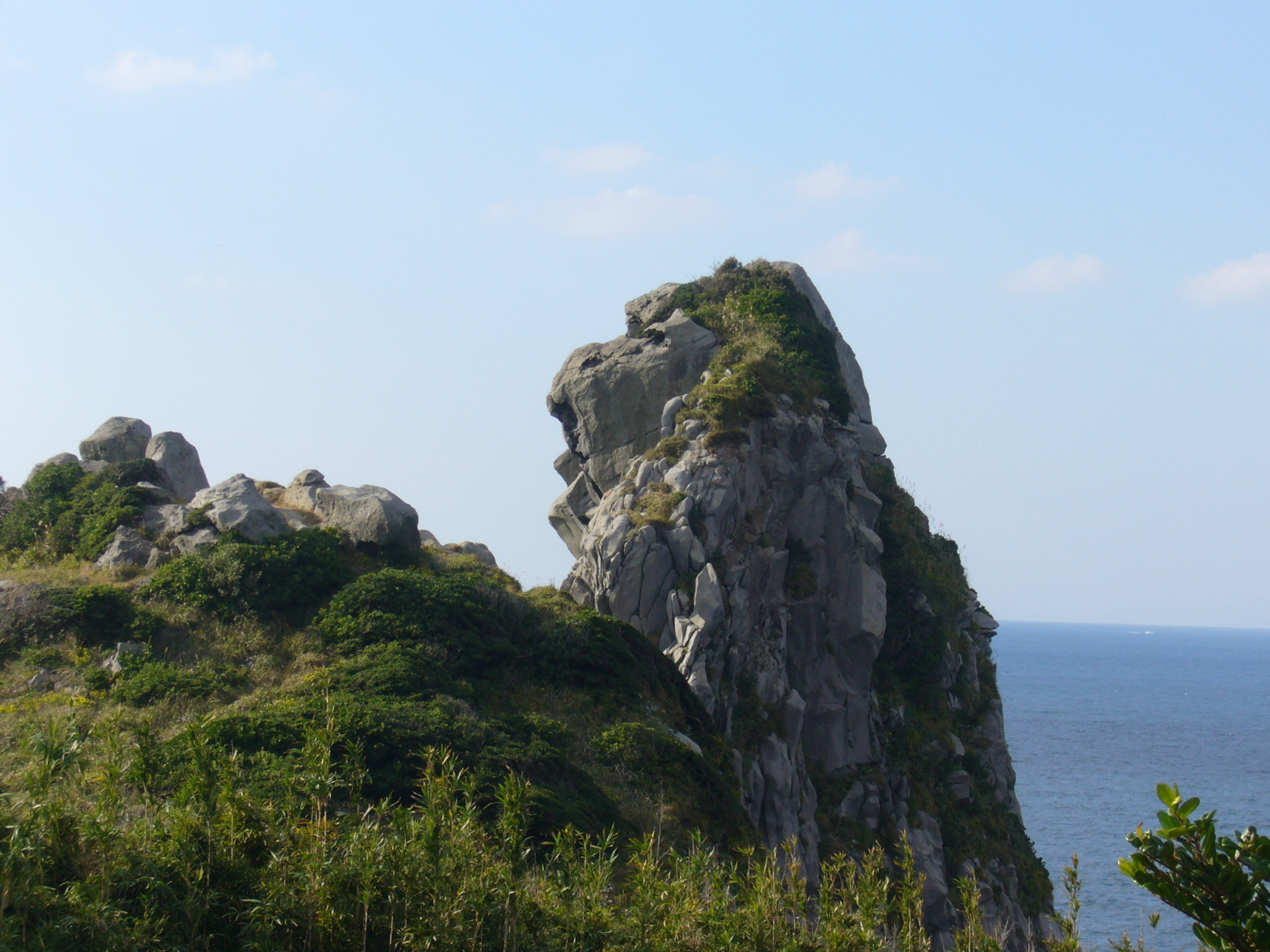 長崎県壱岐島の猿岩を海岸沿いから見た景色
